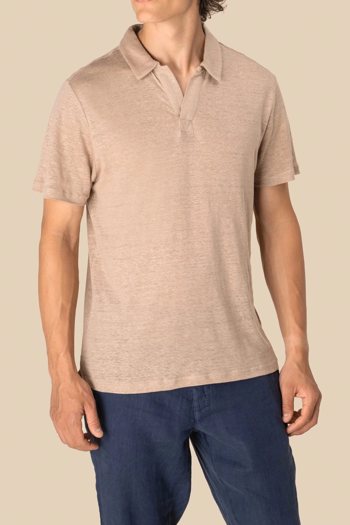 Polo en lin homme couleur sable sur fond blanc