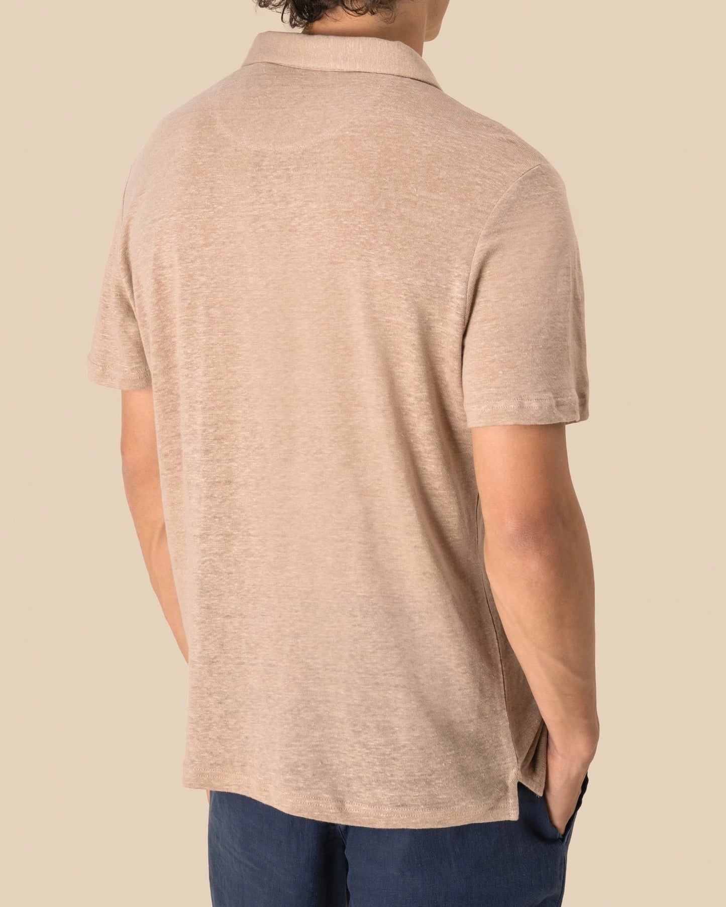 Polo en lin homme couleur sable sur fond blanc vue de dos