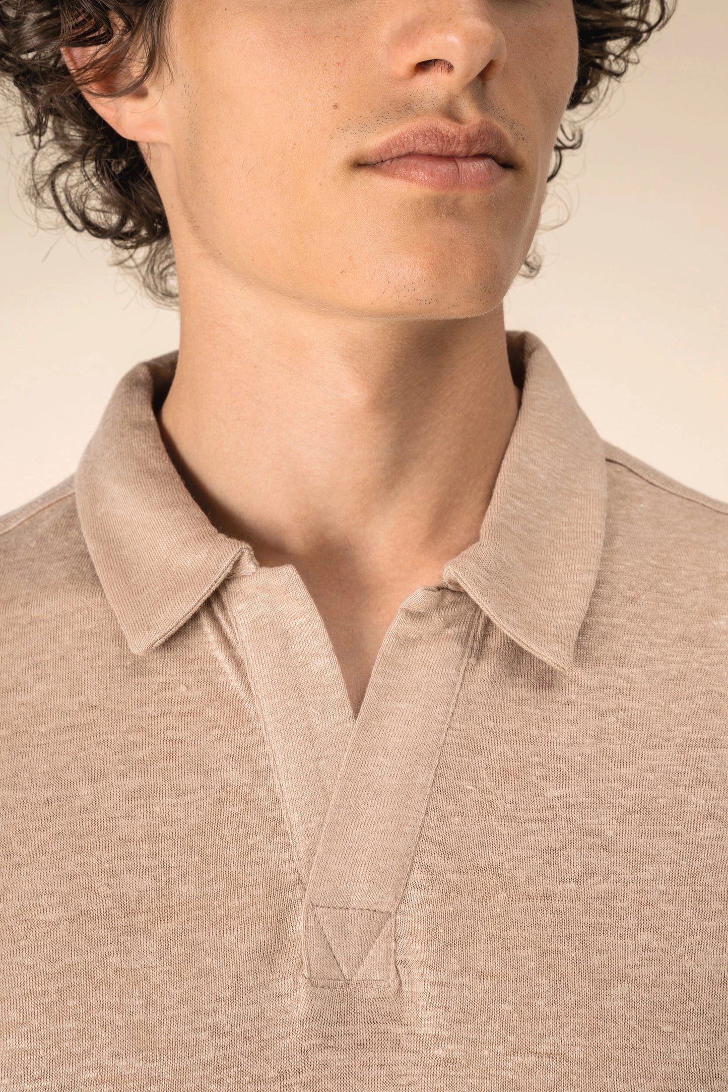 Détail col polo en lin homme couleur sable sur fond blanc