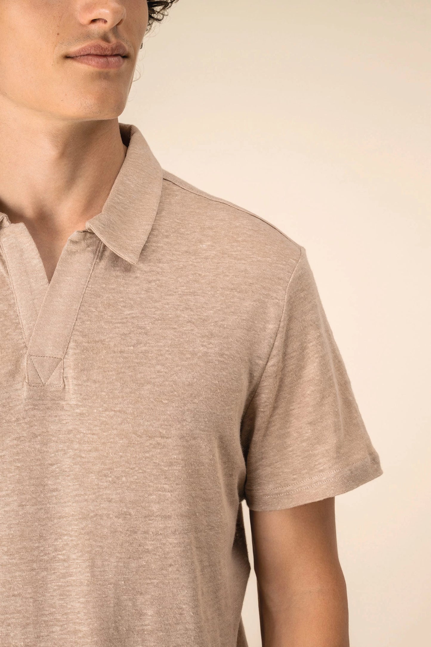 Détail col polo en lin homme couleur sable sur fond blanc
